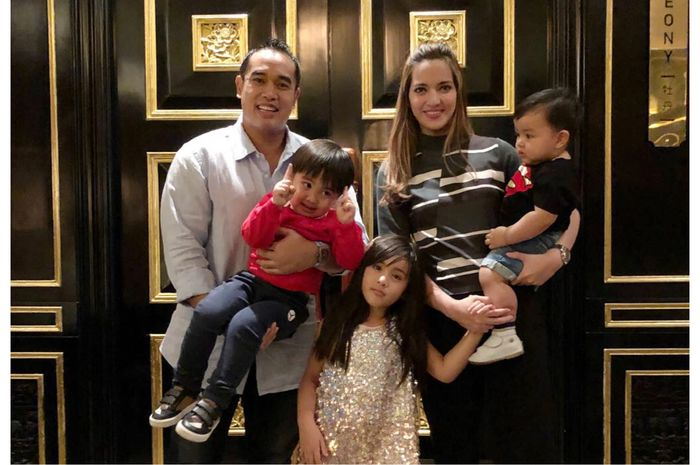 Nia Ramadhani dan keluarga