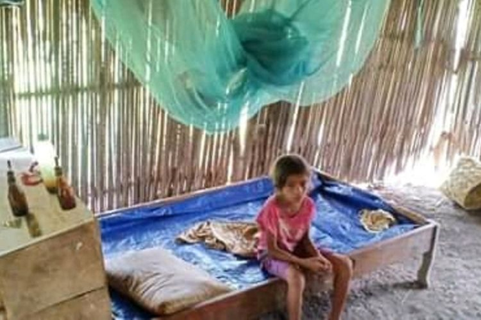 Foto : Jekson Manuain, seorang guru SDN Oelasin saat menyambangi gubuk reyot milik Fernandus dan Yunita, Jumat (31/1/2020).(KOMPAS.COM/NANSIANUS TARIS) 