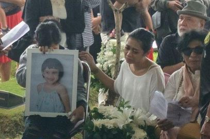 Karen Pooroe tampak sangat terpukul saat anaknya dimakamkan