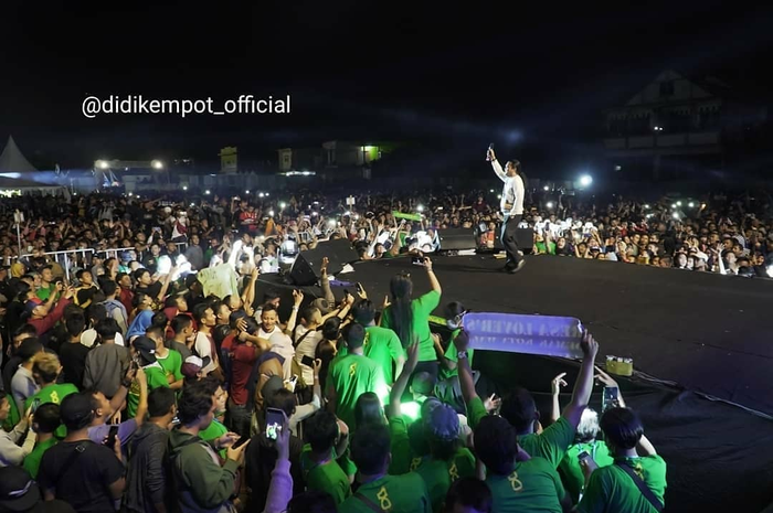 Didi Kempot sedang manggung