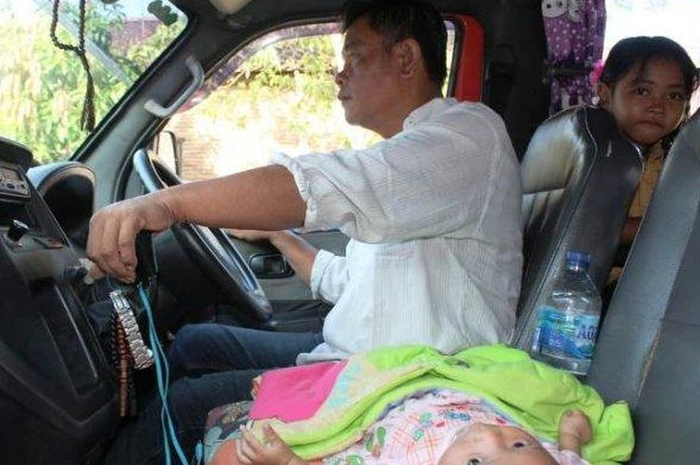 Sang ayah, Nurul Mukminin (46), yang bekerja sebagai sopir angkot trayek Johar-Mangkang terpaksa membawa bayinya saat mencari nafkah.