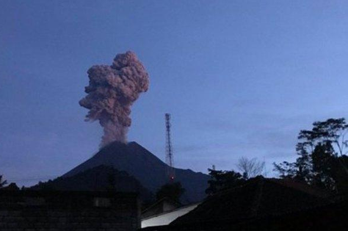Erupsi Gunung Merapi.