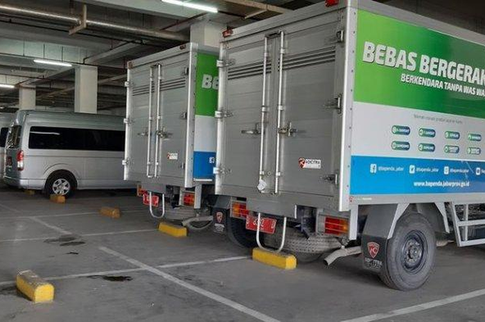 Selain mobil dinas pemprov Jabar, dua mobil boks milik Bapenda Jabar juga diparkir di mall