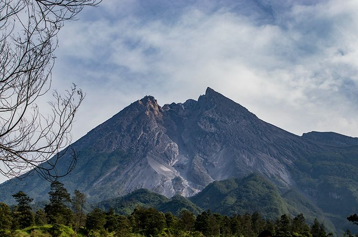 Gunung Merapi merupakan salah satu gunung paling aktif di Indonesia, bahkan dunia. Terjadi kembali letusan pada Kamis (13/2/2020), begini riwayat