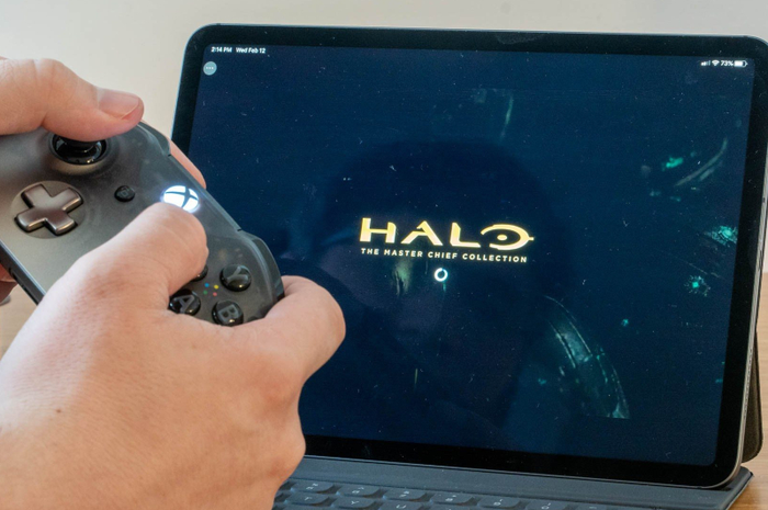 Ilustrasi bermain game Xbox di iPad dengan Project xCloud