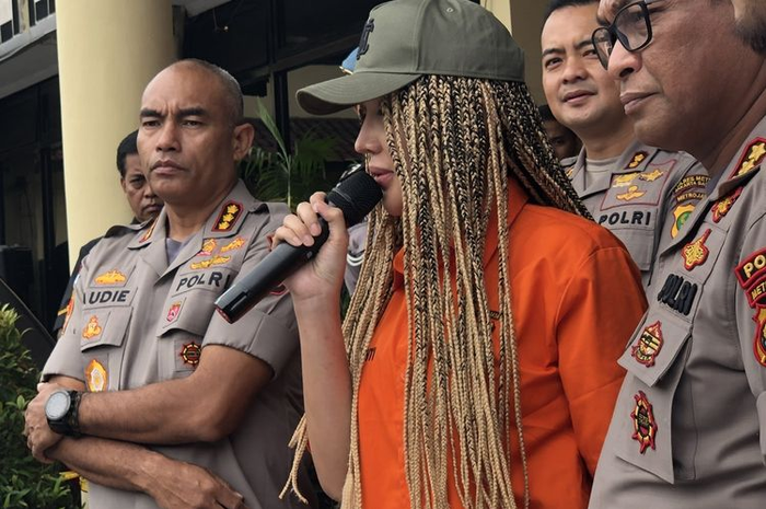 Lucinta Luna dalam jumpa pers di Polres Jakarta Barat, meminta maaf atas perbuatannya dan berterimakasih pada pihak kepolisian karena telah menangkapnya, Kamis (13/2/2020). 