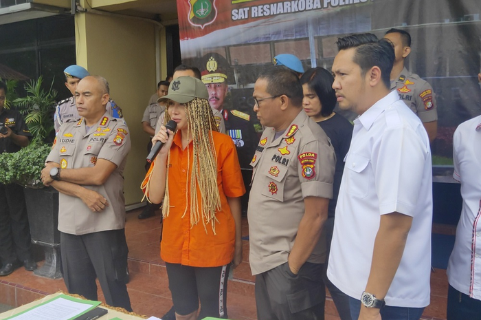 Lucinta Luna kembali dihadirkan dalam jumpa pers pihak Mapolres Jakarta Barat, Kamis (13/2/2020) pagi. Dalam pernyataannya, Lucinta Luna menangis dan meminta maaf kepada beberapa pihak termasuk masyarakat dan rekan artis.