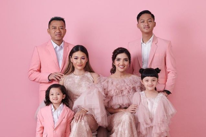 Foto Ashanty dan keluarga