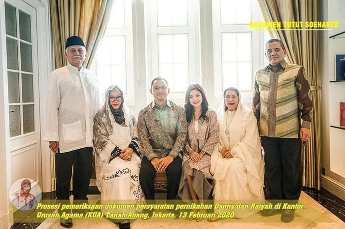Prosesi pemeriksaan dokumen persyaratan pernikahan Danny dan Raiyahdi Kantor Urusan Agama (KUA) Tanah Abang 