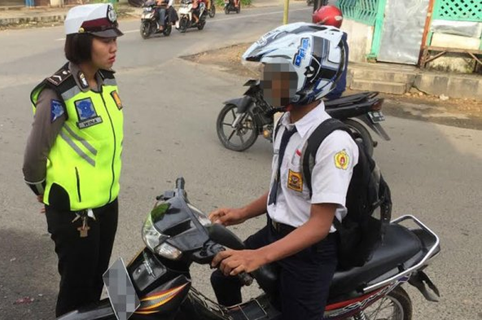 Ilustrasi. Awas, Ketahuan Gak Punya SIM Saat Riding Dendanya Bisa Bikin Cicilan Motor Tertunda