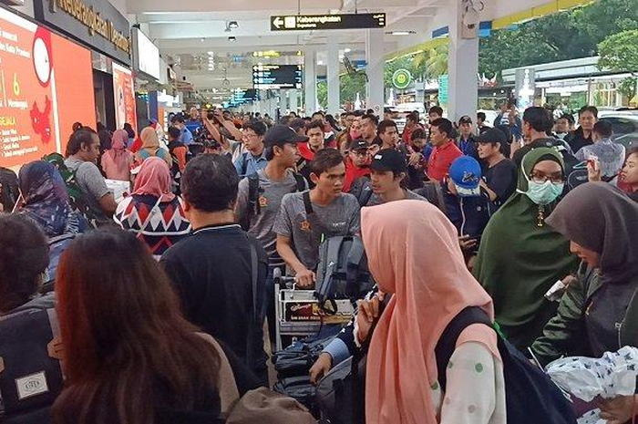 Tinggal bersama selama 14 hari di hanggar Lanud Raden Sadjad, Natuna, para WNI dari Wuhan itu ternyata banyak yang terlibat cinta lokasi (cinlok).