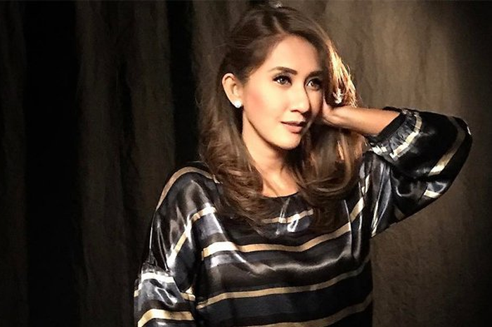 Artis cantik ini sempat menajdi buah bibir lantaran dituding lakukan guna-guna untuk poroti harta suami