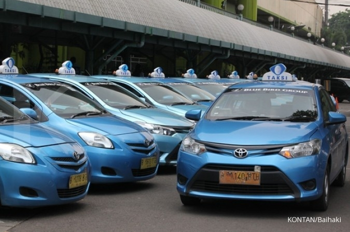 Deretan armada taksi Blue Bird di Stasiun Gambir, Jakarta Pusat,Kamis (13/11). KONTAN/Baihaki/13/11/2015