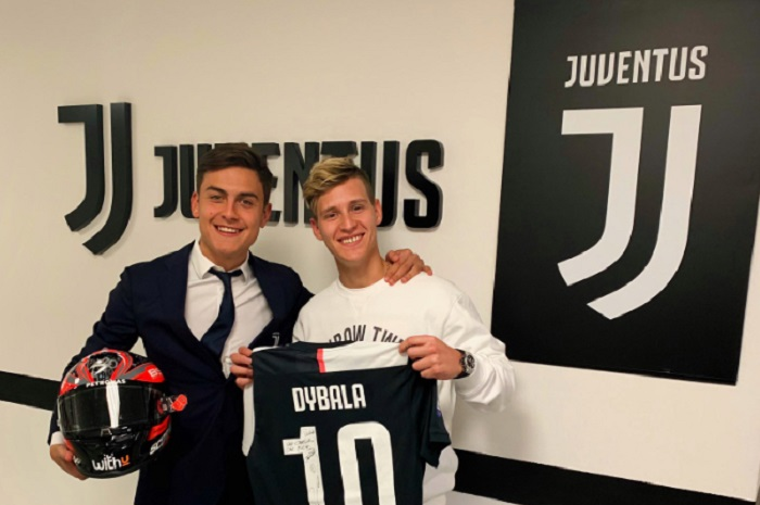 Striker club Juventus, Paulo Dybala (kiri) berpose dengan Fabio Quartararo.