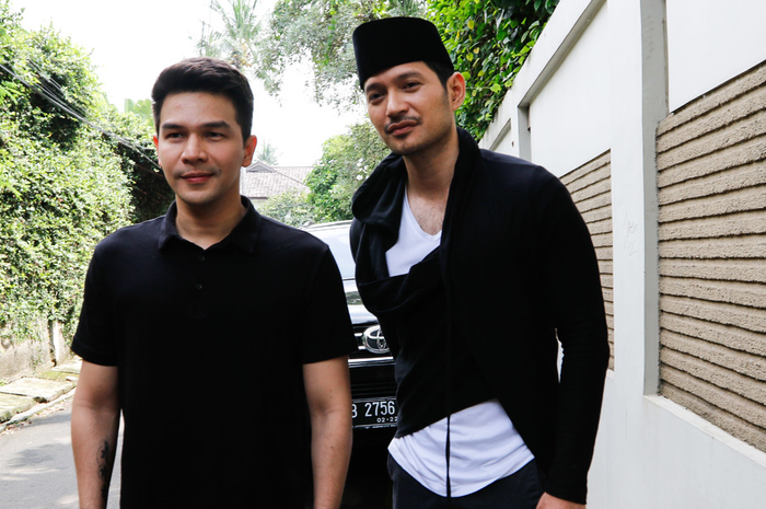 Jonathan Frizzy dan Evan Sanders melayat suami dari penyanyi Bunga Citra Lestari (BCL), Ashraf Sinclair di Pejaten Barat, Jakarta, Selasa (18/2/2020). Ashraf meninggal dunia Selasa (18/2/2020) pagi, karena serangan jantung.  