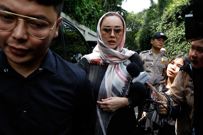 Aura Kasih melayat suami dari penyanyi Bunga Citra Lestari (BCL), Ashraf Sinclair di Pejaten Barat, Jakarta, Selasa (18/2/2020). Ashraf meninggal dunia Selasa (18/2/2020) pagi, karena serangan jantung.  
