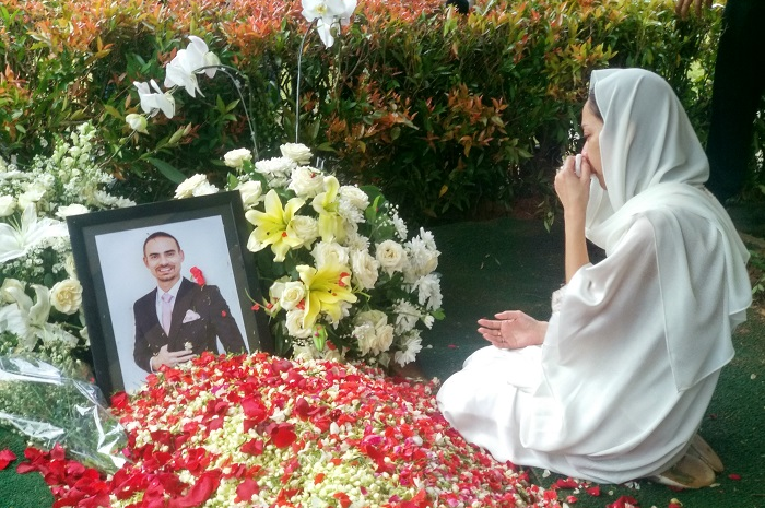 Bunga Citra Lestari di makam Ashraf Sinclair.