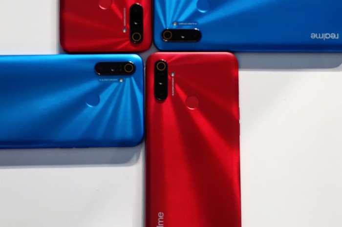 Dua varian warna Realme C3, Frozen Blue dan Glazing Red.