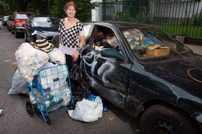 Lisa dengan mobil camry bobroknya dan sampah hasil memulungnya.