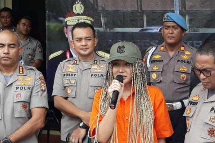 Lucinta Luna saat menyampaikan permohonan maaf.