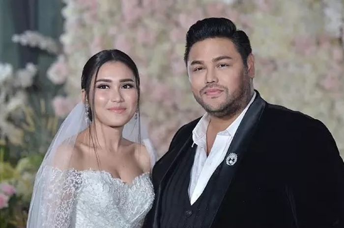 Ayu Ting Ting dan Ivan Gunawan kenakan busana pengantin 