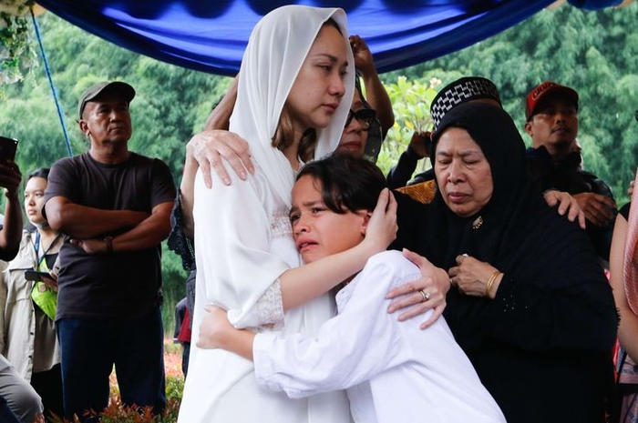 BCL dan putranya, Noah Sinclair saat menyaksikan pemakaman Ashraf Sinclair di San Diego Hills, Selasa (18/2/2020).