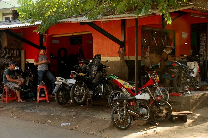 Bengkel motor rumahan milik Dani Setiawan. PPKM Darurat Diperpanjang, Presiden Joko Widodo Sebut Bengkel Motor Boleh Buka Mulai Tanggal Segini