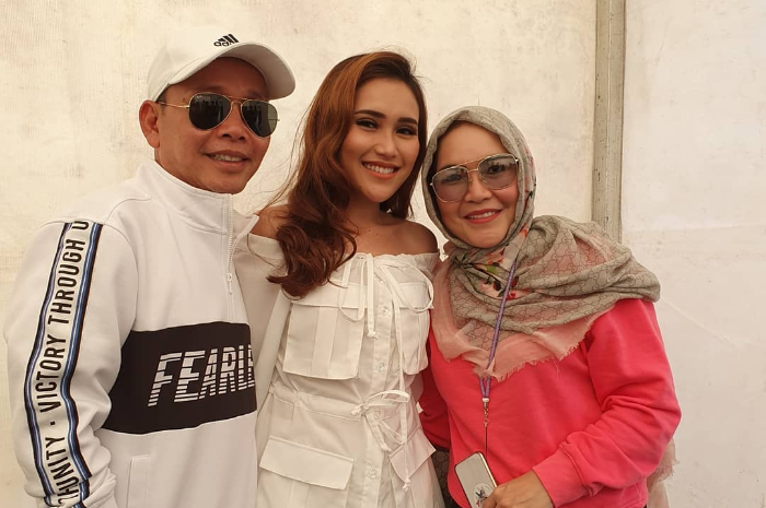 Ayu Ting Ting dan kedua orang tuanya