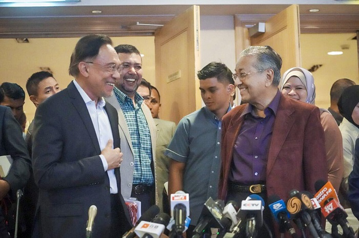 Anwar Ibrahim (kiri) dan Mahathir Mohamad (kanan)
