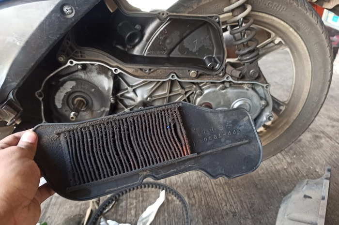 Ilustrasi filter udara kotor di motor matic.