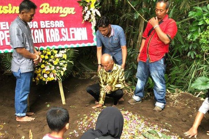 Suraji Ayah Yasinta Bunga saat pemakaman jenazah.