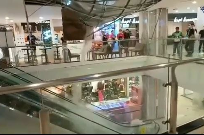Atap plafon Malioboro Mall Ambrol diterpa hujan deras yang mengguyur kota Yogyakarta  
