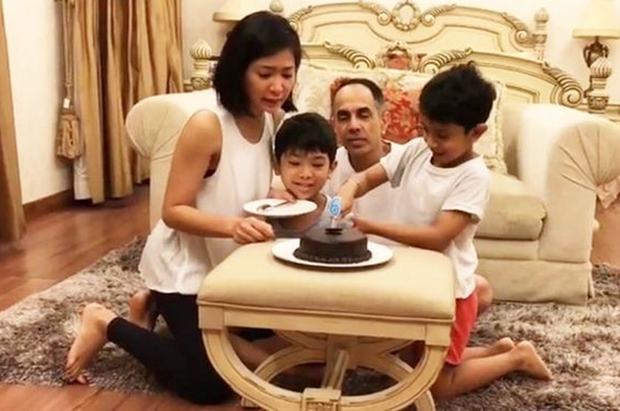 Bunga Zainal dan keluarganya