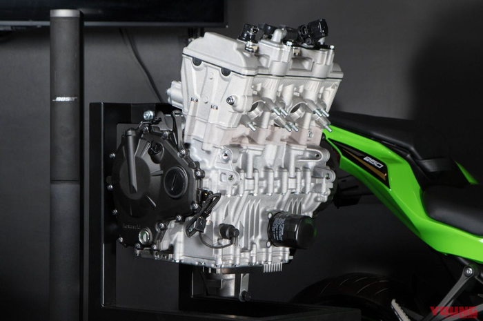 Kawasaki Ninja 250 4 silinder/ZX-25R mengusung mesin 249 cc 4 silinder DOHC 16 klep.