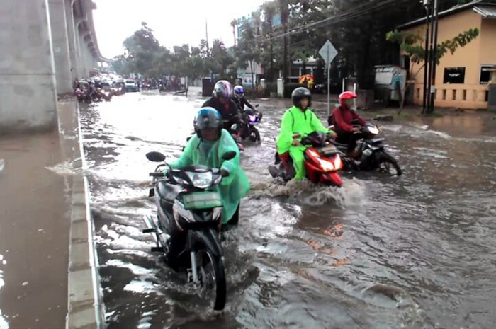 Waspada water hammer segini batas aman motor terobos genangan air hujan.