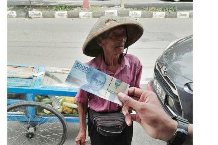 Para penipu rupanya tak pandang bulu dalam menyasar korban. Bahkan, dengan teganya menipu seorang penjual rujak