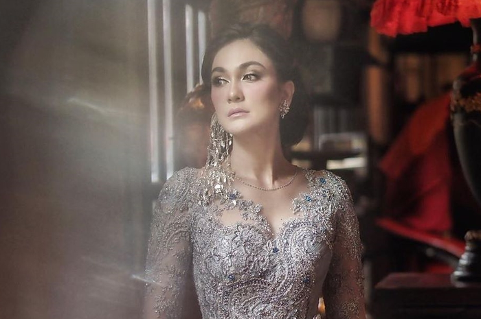 Luna Maya kepergok bercucuran air mata saat dengar lantunan lagu ini