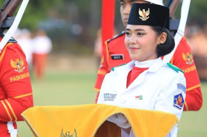 Desak Putu Tiara saat membawa baki bendera merah putih (via suar.id)