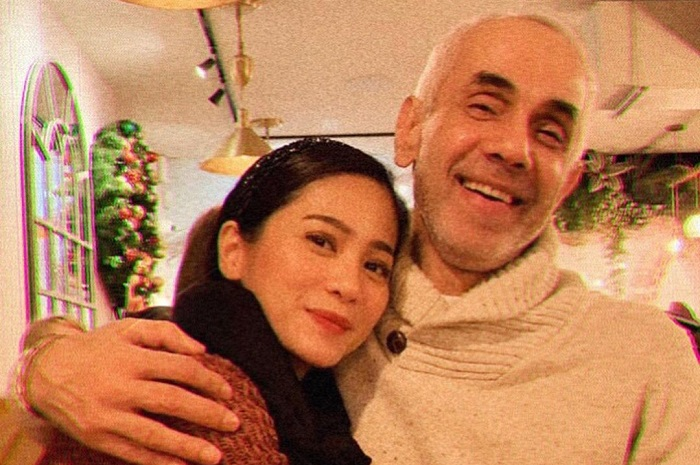 Bunga Zainal dan suaminya