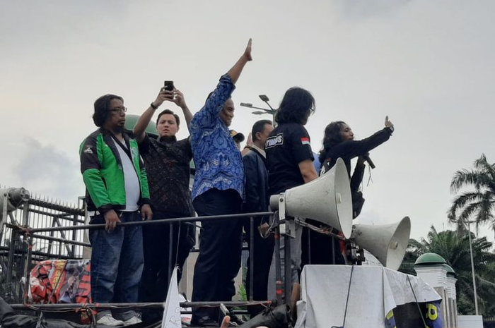 Ratusan ojek online menggeruduk Gedung DPR, Jumat (28/02/2020)
