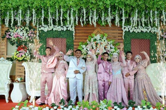 Pernikahan Eti dan ketiga anak gadisnya