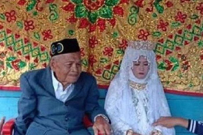 Kakek berumur lebih dari satu abad ini menikahi gadis impiannya yang usianya beda jauh darinya. Bagaimana malam pertama mereka?