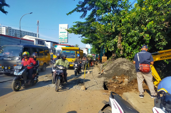 Jalan raya Daan Mogot Kilometer 22 arah Tangerang macet akibat perbaikan jalan.