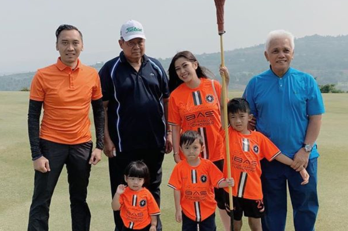 Keluarga Susilo Bambang Yudhoyono dan besannya, Hatta Rajasa.