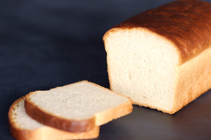 Roti tawar akan menjadi salah satu makanan yang bisa diandalkan. Namun, tidak tahan lamanya roti tawar sering menjadi masalah
