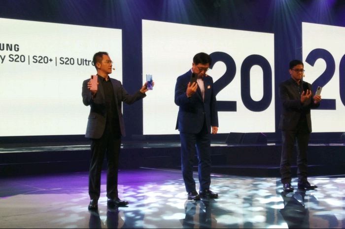 Bernard Ang, IT & Mobile Vice President, Jaehoon Kwon,  President of Samsung Electronic Indonesia, dan Deny Galant, IT & Mobile Product Marketing Head.