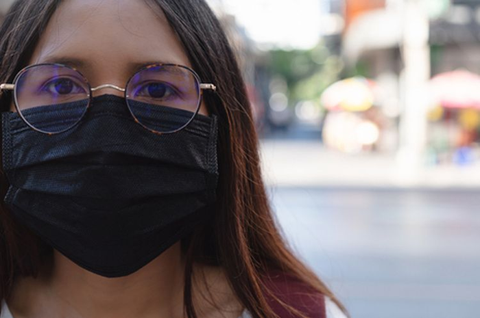 pakai masker seringkali membuat lo yang pake kacamata suka berembun.