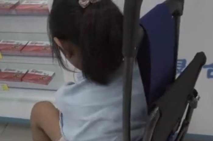 Anak itu menjawab, dia membelinya untuk dirinya sendiri, sontak jawaban itu membuat si apoteker semakin penasaran.
