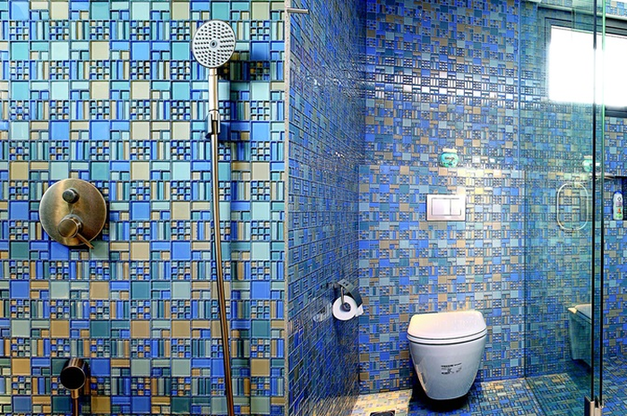 Pengaplikasian warna cerahnya bikin kamar mandi terkesan mewah.