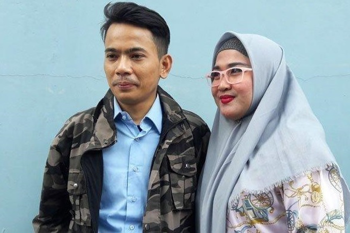 Penyanyi Januarisman Runtuwene alias Aris Idol bersama istri, ditemui di Gedung Trans TV, Jalan Kapten Tendean, Mampang Prapatan, Jakarta Selatan, Senin (27/8/2018). 